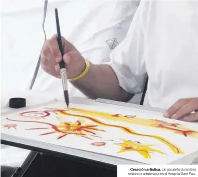  ??  ?? Creación artística. Un paciente durante la sesión de arteterapi­a en el Hospital Sant Pau.