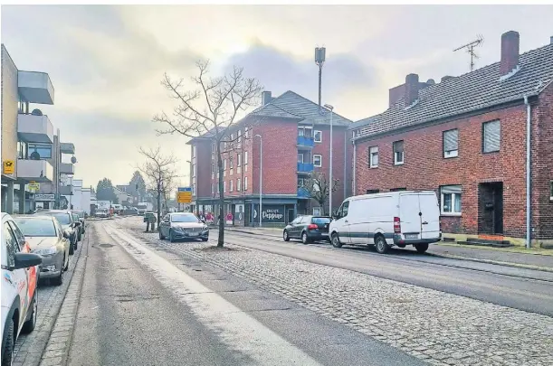  ?? FOTO: RUTH KLAPPROTH ?? Ein Blick auf die Heerstraße (L117) in Ratheim. Diese soll umgestalte­t werden.