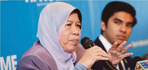  ??  ?? ZURAIDA (kiri) pada sidang media sempena pelancaran Hi HOME, semalam.