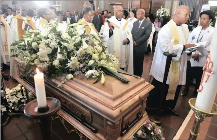  ?? PICTURE: BONGANI SHILULBANE ?? FAREWELL, BRAVE SISTER: The funeral of Emma Thandi Mashinini was held at St Albans Cathedral in Pretoria.