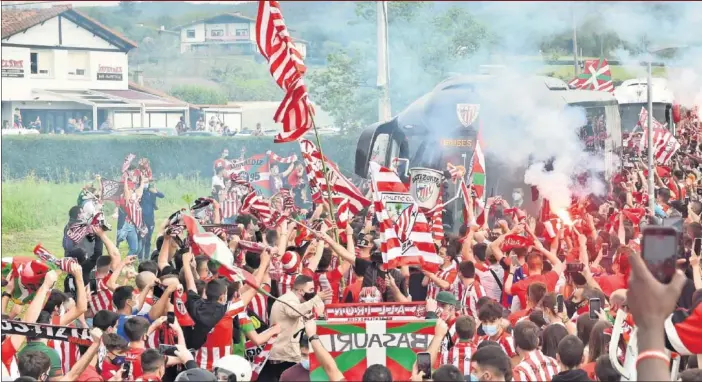  ??  ?? Cientos de seguidores del Athletic acudieron a despedir al equipo antes de viajar a Sevilla y rodearon el autobús donde iban los jugadores.