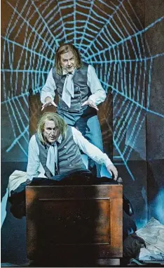  ?? Foto: Jan Pieter Fuhr/Theater Augsburg ?? Verstrickt im Psycho Netz: Max (Wolfgang Schwaninge­r, vorne) und sein Doppelgän ger Kaspar (Alejandro Marco Buhrmester).