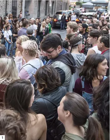  ?? PHOTOS MARTIN CHEVALIER ET BRUNO LAPOINTE ?? 1. Quelque 300 fans de Lady Gaga ont paralysé la rue Saint-Vincent, hier soir. 2. La chanteuse a fait livrer 80 pizzas à ses fans. 3. Marie-Ève Bédard, Tania Ouellette et Sonia Ouellette avaient fait la route depuis le Saguenay pour voir le spectacle d’hier.