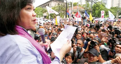  ?? AP FOTO ?? SERENO. Ousted Supreme Court Chief Justice Maria Lourdes Sereno addresses a crowd of supporters . /