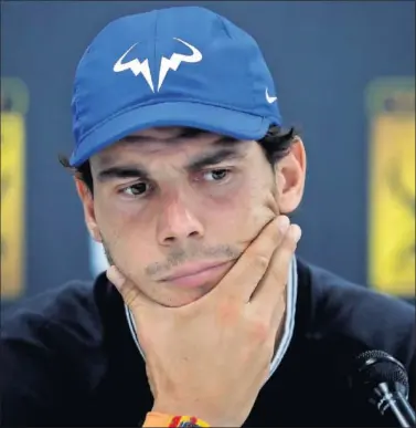  ??  ?? PREOCUPADO. Rafa Nadal, durante la rueda de prensa que ofreció en el Omnisports de París.