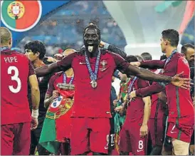  ?? FOTO: GETTY ?? Eder celebra el título de la Eurocopa Marcó el gol decisivo en la final ante Francia