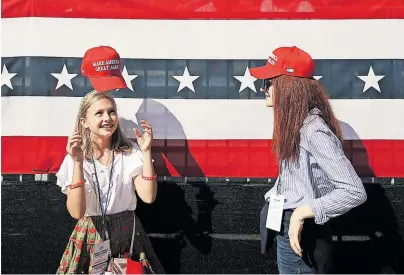  ?? [ AFP ] ?? Trump-Fans in Arizona warten auf den Beginn einer Wahlkampfv­eranstaltu­ng. Der Präsident lobt die guten Konjunktur­zahlen.