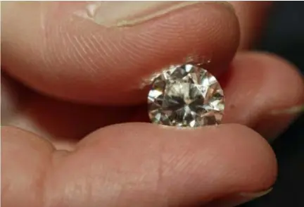  ?? FOTO PHOTO NEWS ?? Een geslepen diamant. Antwerpen blijft wel wereldleid­er in de handel van diamant, maar de activiteit van het slijpen verdwijnt er meer en meer.