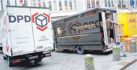  ?? SYMBOLFOTO: CHRISTIAN CHARISIUS/DPA ?? Erfahrunge­n im UPS-Depot Frittlinge­n und der Gewerkscha­ft Verdi zeigen, dass Amazon immer mehr Aufträge von Logistikun­ternehmen wie DPD, UPS (United Parcel Service) und DHL zurückzieh­t.