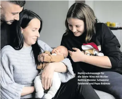  ?? ?? Herzdruckm­assage für die Seele: Nino mit Mutter Bettina Meister, Schwester Fabienne und Papa Andreas