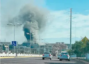  ??  ?? /El Sol de San Luis
El incendio no implicó contacto alguno con sustancias químicas y fue atendido de inmediato por personal de la empresa