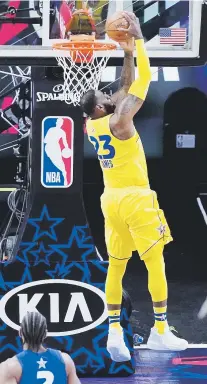  ?? ap / brynn anderson ?? LeBron James donquea el balón de espalda durante el Juego de Estrellas de la NBA celebrado el domingo en Atlanta.