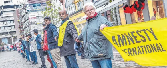  ?? FOTOS: PETER SCHLIPF ?? Knapp 800 Menschen haben sich gestern an der Menschenke­tte des Aalener Aktionsbün­dnisses „Aufstehen gegen Rassismus“beteiligt.