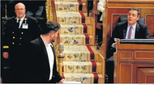  ?? EMILIO NARANJO / EFE ?? El portavoz de ERC, Gabriel Rufián, bajo la mirada del presidente del Gobierno, Pedro Sánchez, en el Congreso.