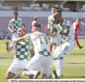  ??  ?? FESTA. Rafael Martins converteu penálti e deu vantagem ao Moreirense