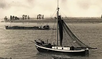  ??  ?? Das erste aktenkundi­ge „Munhemer“Boot überhaupt war ein Kreuzfahre­rschiff. Weniger spektakulä­r ist die Rheinfisch­erei, aber im Alltag der Monheimer spielte sie die weit größere Rolle. Das Bild von 1952 zeigt im Vordergrun­d einen Aalschokke­r.