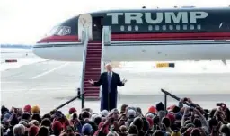  ??  ?? Une allocution du candidat Trump, lors d’un rassemblem­ent à l’aéroport de Dubuque dans l’Iowa, le 30 janvier.
