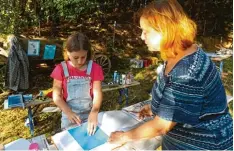  ?? Foto: Karin Marz ?? Künstlerin Nickel Altmann (rechts) zeigte Kindern wie Katharina, wie Fadenbilde­r ge fertigt werden.