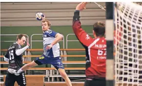  ?? RP-ARCHIVFOTO: ACHIM BLAZY ?? Nils Thanscheid (am Ball) gehört zu den sprintstär­ksten Spielern in der Handball-Oberliga.