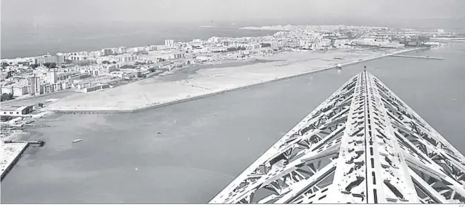 ?? D.C. ?? El relleno en la Bahía para la construcci­ón de la futura barriada de La Paz, en una imagen desde la Torre de Sevillana.