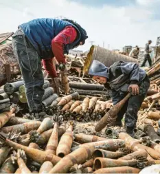  ?? Foto: Anas Alkharbout­i, dpa ?? Szenen des Krieges: Bewohner Idlibs versuchen, Hunger und Elend durch Erlöse aus dem Sammeln von Granatenhü­llen zu mildern.