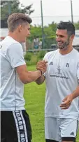  ?? Foto: Peter Kleist ?? Glückwunsc­h zum neuen Job: Dieter Deak (rechts), hier noch im Trikot des Kreisklass­isten TSV Friedberg, über nimmt in der neuen Saison den SV Straß als Spielertra­iner.