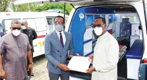  ??  ?? Governor Ifeanyi Okowa of Delta State (right) receiving documents of the three ambulances donated by BUA Group, represente­d by O’tega Ogra (middle), group head, corporate communicat­ions, while Mordi Ononye (left), commission­er for health, looks on, at Government House Asaba.