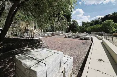  ?? ?? Die einzelnen Areale wurden mit dem gleichen hellen Beton wie der Skatepark gestaltet, um dem Gelände ein einheitlic­hes Bild zu verleihen.