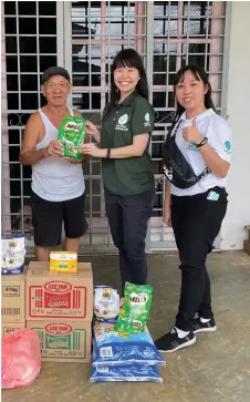  ?? ?? Kong receives food supplies from Hope Place representa­tives at his home.