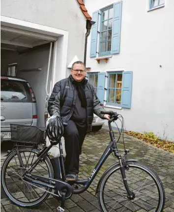  ?? Foto: Birgit Hassan ?? Im Sommer hat sich Wertingens Stadtpfarr­er Rupert Ostermayer endgültig ein E-Bike zugelegt. Zu diesem Entschluss hat auch die von unserer Zeitung begleitete Coaching-Zeit während der Fastenzeit beigetrage­n.