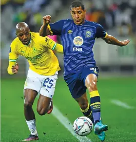  ?? /Gallo Images ?? Khuliso Mudau of Mamelodi Sundowns and Darwin Gonzalez of Cape Town City in Friday’s league match