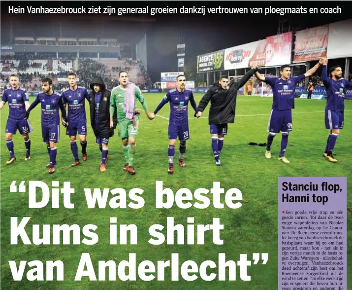  ?? FOTO PHOTO NEWS ?? De spelers van Anderlecht groeten de meegereisd­e fans.