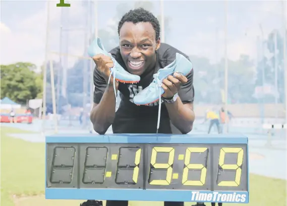  ?? Picture: Gallo Images ?? HISTORIC. Clarence Munyai celebrates after setting a new South African 200m record of 19.69 seconds in the SA Athletics Championsh­ips at Tuks Athletics Stadium in Pretoria yesterday.