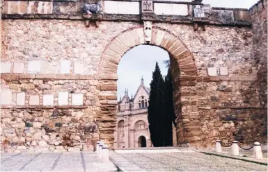  ??  ?? Alter Torbogen am Castillo von Antequera, eine Stadt voll barocker Häuser, Kirchen, Klöster.