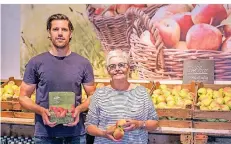  ?? FOTO: W. WALTER ?? Annelene und Simon Schrey im Laden auf dem Otzenrathe­r Apfelhof. 6000 Bäume pflegt die Familie.