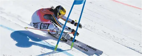  ?? FOTO: FABRICE COFFRINI/AFP ?? Lena Dürr, im olympische­n Slalom zuvor Vierte, stach mit vier Siegen in vier Duellen des Mixed-Teamevents heraus.