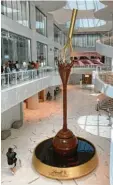  ?? Foto: Erich Nyffenegge­r ?? Der neun Meter hohe Schokobrun­nen im Lindt‰Museum ist der weltweit größte seiner Art.