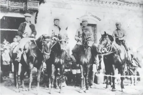  ??  ?? 1939年，叶挺等在东汤池新四军­江北指挥部。左起：叶挺、赖传珠、罗炳辉、张云逸