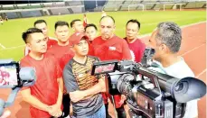  ??  ?? Arunarnsin speaking on Sabah Games qualifiers and preparatio­n when met by the media on Thursday.