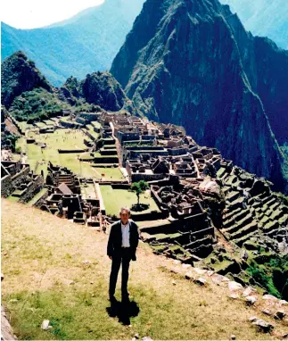  ?? De Xiaosheng Fotos cortesía ?? 6 de agosto de 2001. Xiaosheng realiza una visita a la ciudadela de Machu Picchu, en Perú.