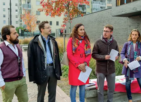  ??  ?? Svolta Il candidato segretario Alessandro Huber ha presentato la sua mozione a Firmian. Insieme lui Renate Prader e Alex Tezzele