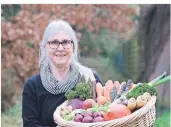  ?? FOTO: FRAUENVERB­AND ?? Gabi Willenberg bereitet mit den Seminartei­lmehren Rezepte mit regionalem Obst und Gemüse zu.