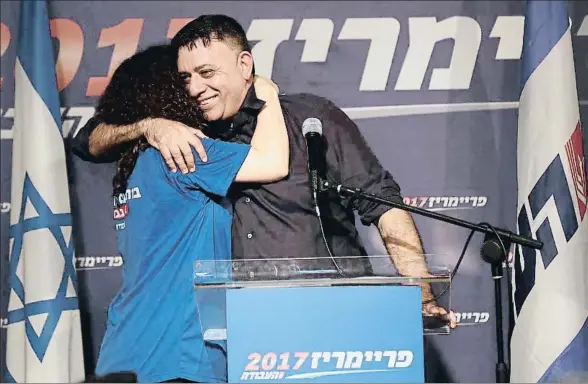  ?? TSAFRIR ABAYOV / AP ?? Avi Gabbay abraza a una seguidora tras ganar las primarias del Partido Laborista, el lunes en Tel Aviv