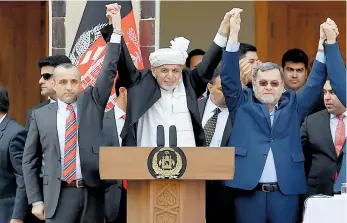  ?? AFP ?? Sincroniza­das al minuto, las ceremonias de Ghani (centro) y Abdullah en Kabul mostraron la debilidad inicial a la que se enfrenta el gobierno afgano/