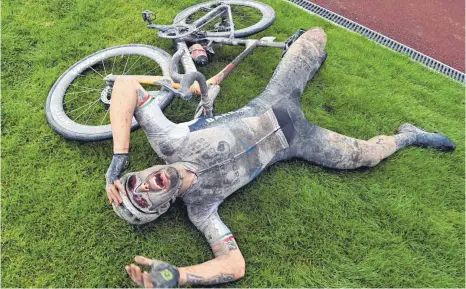  ?? FOTO: VINCENT KALUT/IMAGO IMAGES ?? Erschöpft und vom Dreck gezeichnet: Europameis­ter Sonny Colbrelli gewinnt den Schlussspu­rt in Roubaix.
