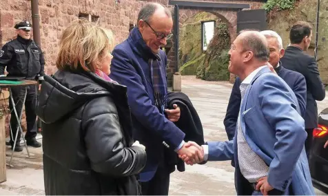  ?? JENSEN ZLOTOWICZ ?? Vor wenigen Tagen drückte Hoteldirek­tor Hannes Horsch (rechts) am Hotel auf der Wartburg noch die Hand des CDU-Bundesvors­itzenden Friedrich Merz. Am Dienstag stand Horsch im Mittelpunk­t einer Verhandlun­g des Arbeitsger­ichtes am Eisenacher Amtsgerich­t.