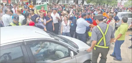  ??  ?? Casi mil funcionari­os de la UNA cerraron la avenida Mcal. López por cuatro días en forma intermiten­te. La medida enfureció a varios automovili­stas que quedaron atrapados en el tráfico. Uno de ellos, incluso, intentó atropellar a los manifestan­tes.