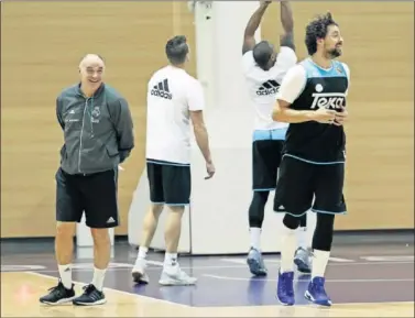  ??  ?? FELIZ CON EL EQUIPO. Pablo Laso sonríe durante un entrenamie­nto en presencia de Carroll, Draper y Llull.