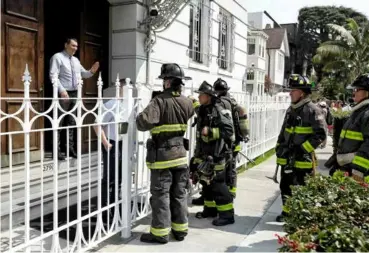 ??  ?? Даље нећете моћи: Службеник руског конзулата у Сан Франциску није дозволио америчким ватрогасци­ма да уђу у зграду у којој је спаљивана документац­ија