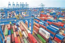  ?? FOTO: DPA ?? Containert­erminal im chinesisch­en Qingdao: Besonders ein starker Außenhande­l half Chinas Wirtschaft zuletzt auf die Sprünge.